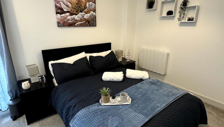 Photo 1 - Cozy Bracknell Apartment With Modern Amenities