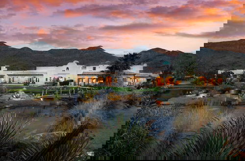 Foto 1 - The Pond Estate by Avantstay Maximalist Designer Compound w/ 2 Casitas, Indoor + Outdoor Pools, Tennis Court, & Gorgeous Mountain Views 12k Sqft