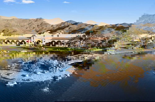 Foto 59 - The Pond Estate by Avantstay Maximalist Designer Compound w/ 2 Casitas, Indoor + Outdoor Pools, Tennis Court, & Gorgeous Mountain Views 12k Sqft