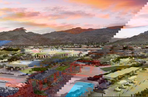Foto 38 - The Pond Estate by Avantstay Maximalist Designer Compound w/ 2 Casitas, Indoor + Outdoor Pools, Tennis Court, & Gorgeous Mountain Views 12k Sqft