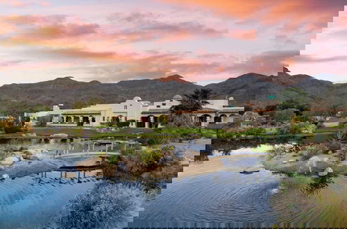 Foto 77 - The Pond Estate by Avantstay Maximalist Designer Compound w/ 2 Casitas, Indoor + Outdoor Pools, Tennis Court, & Gorgeous Mountain Views 12k Sqft