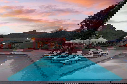 Foto 46 - The Pond Estate by Avantstay Maximalist Designer Compound w/ 2 Casitas, Indoor + Outdoor Pools, Tennis Court, & Gorgeous Mountain Views 12k Sqft