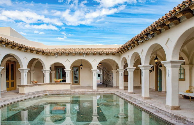 The Pond Estate by Avantstay Maximalist Designer Compound w/ 2 Casitas, Indoor + Outdoor Pools, Tennis Court, & Gorgeous Mountain Views 12k Sqft - Photo 9