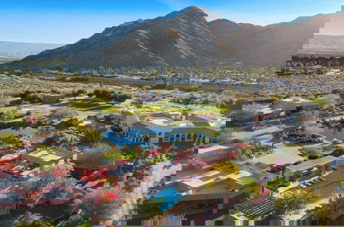 Foto 2 - The Pond Estate by Avantstay Maximalist Designer Compound w/ 2 Casitas, Indoor + Outdoor Pools, Tennis Court, & Gorgeous Mountain Views 12k Sqft
