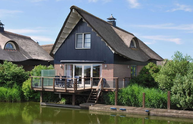 Villa With Terrace on the Water in Friesland - Foto 1