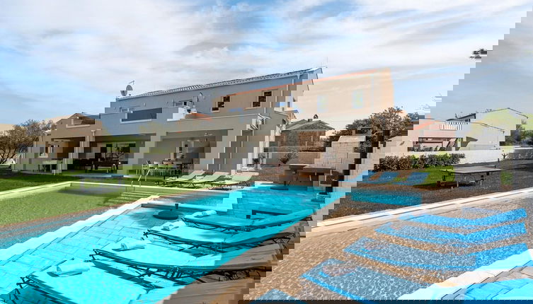 Foto 1 - Luxury Villa With Swimming Pool and Sauna