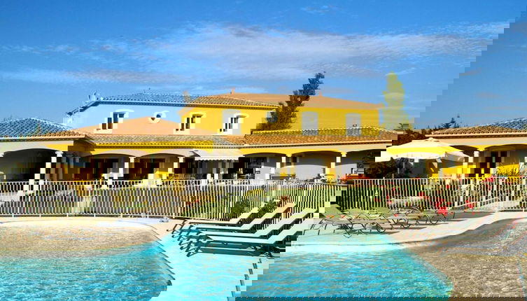 Foto 1 - Villa in L'isle-sur-la-sorgue With Pool
