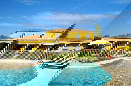 Foto 1 - Villa in L'isle-sur-la-sorgue With Pool