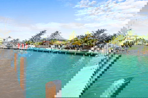 Foto 19 - Seabreeze Cove Waterfront Gem 38 Foot Dock Cabana Club