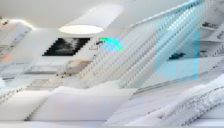 Foto 1 - Emirates White Sensation