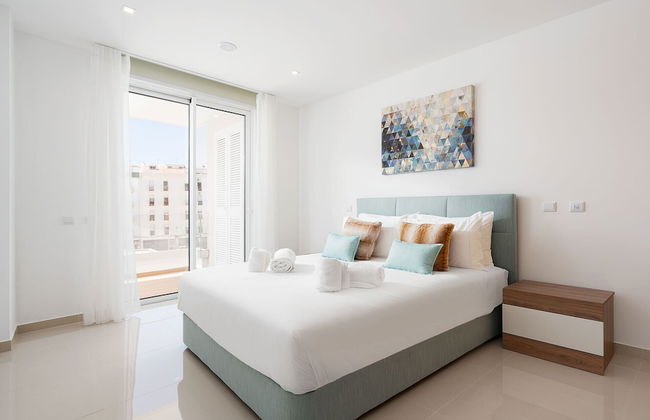 Lagos Marina View 2 With Pool by Homing - Photo 3