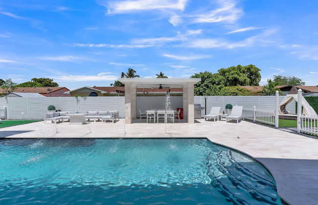 Luxury Escape: Pool, Hot Tub, Gym And More! 6 Bedroom Villa by RedAwning - Photo 32