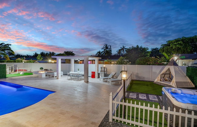 Luxury Escape: Pool, Hot Tub, Gym And More! 6 Bedroom Villa by RedAwning - Photo 27