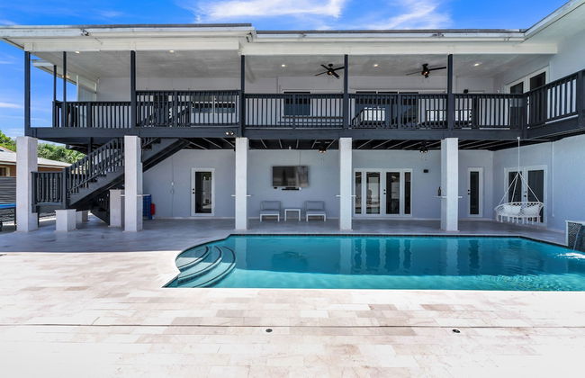 Luxury Escape: Pool, Hot Tub, Gym And More! 6 Bedroom Villa by RedAwning - Photo 30