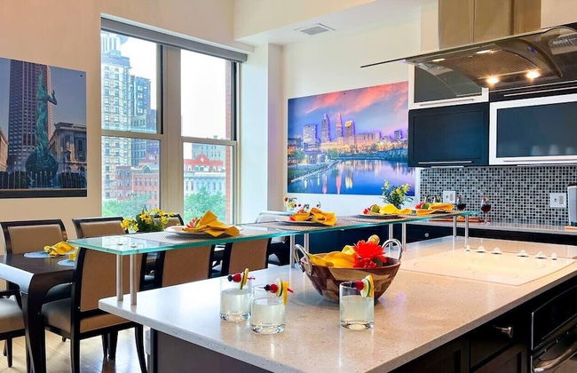 Downtown Cleveland: Steps To Sports & Events 2 Bedroom Condo by RedAwning - Foto 18