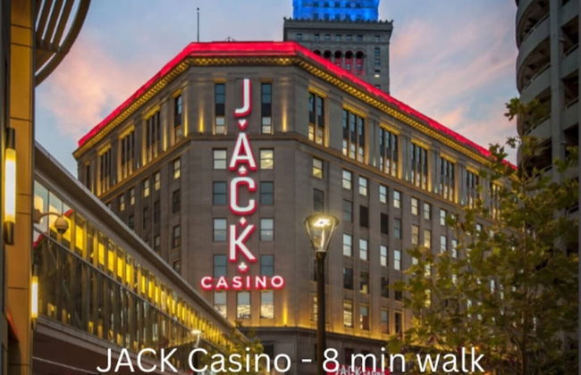 Downtown Cleveland: Steps To Sports & Events 2 Bedroom Condo by RedAwning - Foto 35