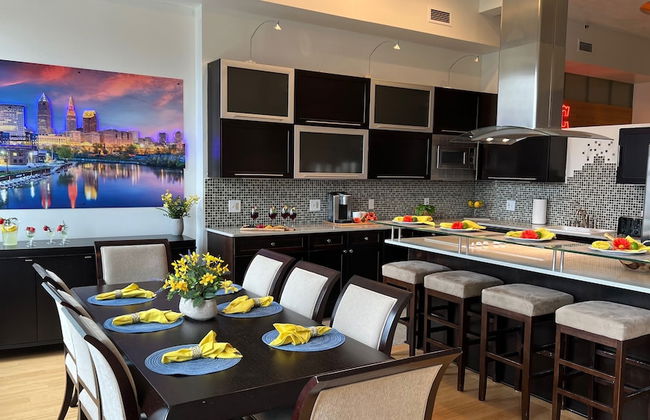Downtown Cleveland: Steps To Sports & Events 2 Bedroom Condo by RedAwning - Foto 26