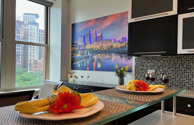 Downtown Cleveland: Steps To Sports & Events 2 Bedroom Condo by RedAwning - Foto 30
