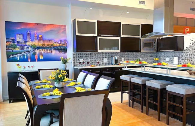 Downtown Cleveland: Steps To Sports & Events 2 Bedroom Condo by RedAwning - Foto 23