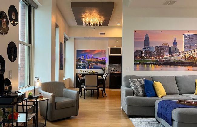 Downtown Cleveland: Steps To Sports & Events 2 Bedroom Condo by RedAwning - Foto 1