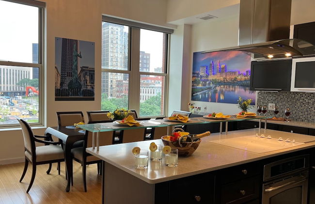 Downtown Cleveland: Steps To Sports & Events 2 Bedroom Condo by RedAwning - Foto 10