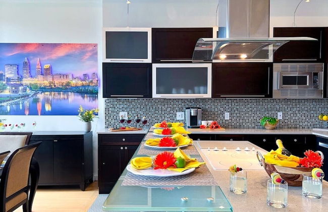 Downtown Cleveland: Steps To Sports & Events 2 Bedroom Condo by RedAwning - Foto 8