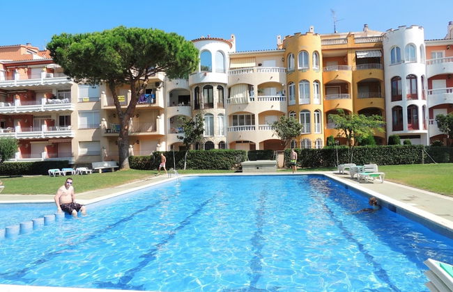 Apartment in Empuriabrava With Balcony - Photo 1