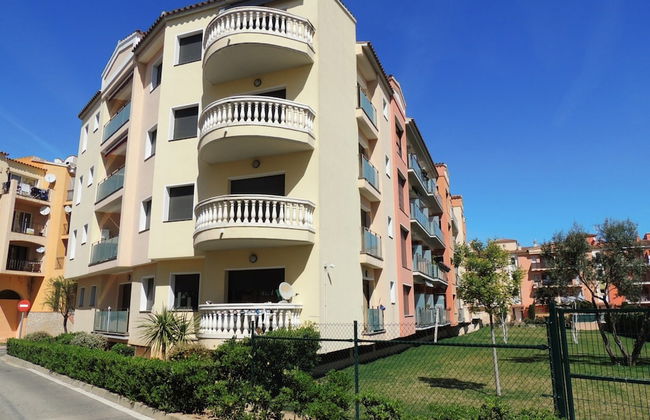 Apartment in Empuriabrava With Balcony - Photo 18