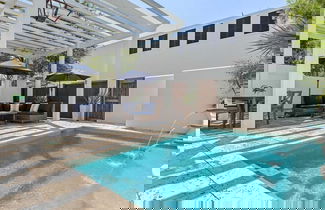 Foto 3 - Rosemary Bluegrass by Avantstay LUX Downtown Rosemary + Private Pool
