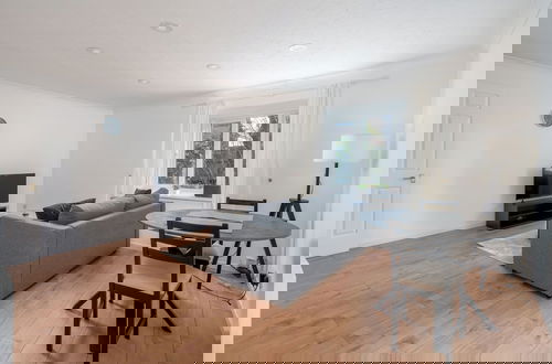 Foto 9 - Spacious 1 Bedroom Apartment w/ Parking in Crawley