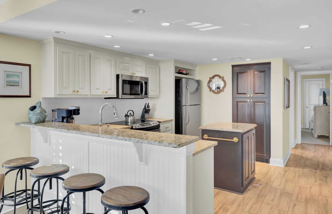 Oceanfront w/ Pool + Beach Access & Balcony View 312 B Shipwatch by Avantstay - Foto 4