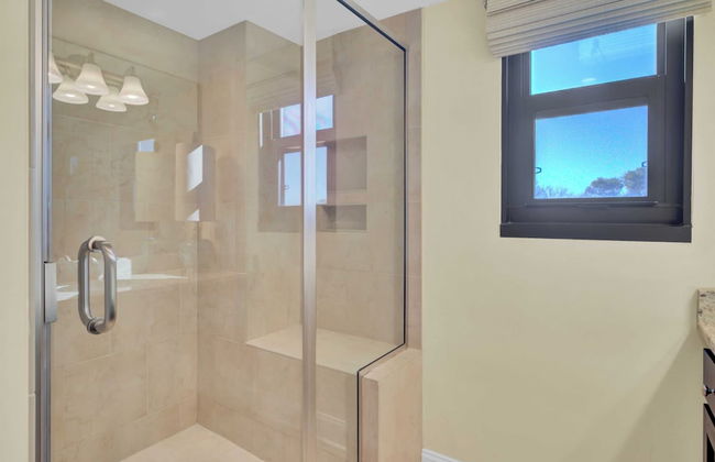 Oceanfront w/ Pool + Beach Access & Balcony View 312 B Shipwatch by Avantstay - Foto 25