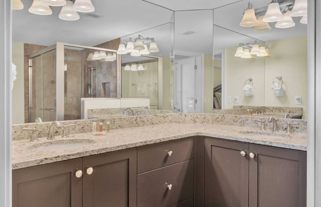 Oceanfront w/ Pool + Beach Access & Balcony View 312 B Shipwatch by Avantstay - Foto 15