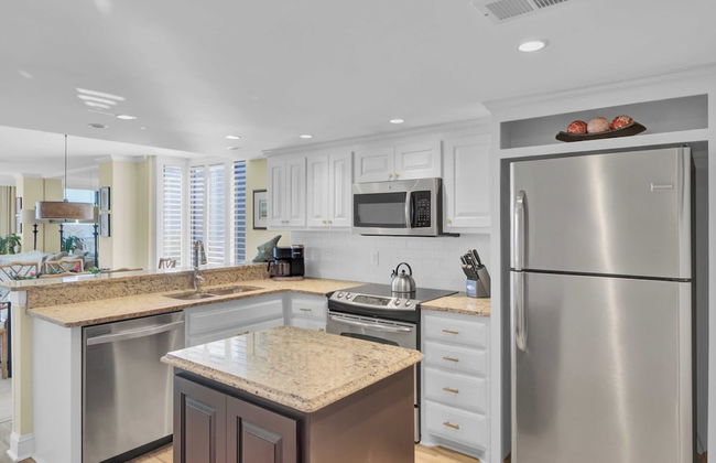 Oceanfront w/ Pool + Beach Access & Balcony View 312 B Shipwatch by Avantstay - Foto 7