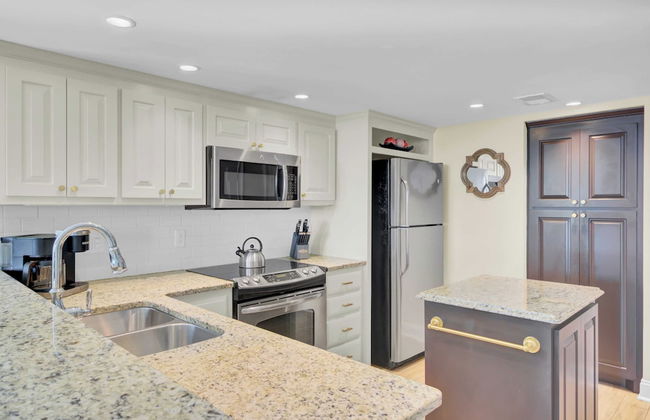 Oceanfront w/ Pool + Beach Access & Balcony View 312 B Shipwatch by Avantstay - Foto 9