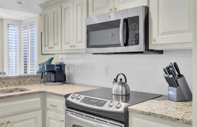 Oceanfront w/ Pool + Beach Access & Balcony View 312 B Shipwatch by Avantstay - Foto 8