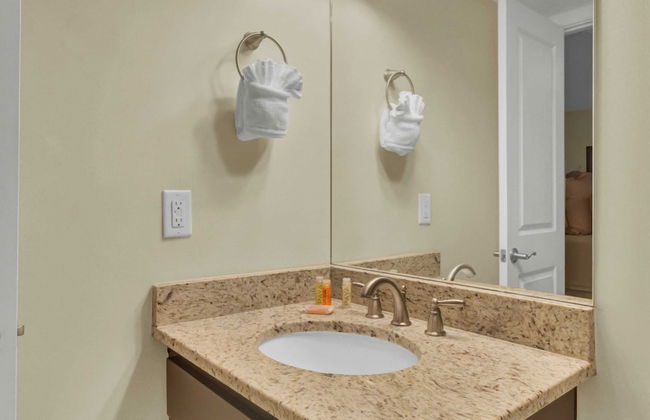 Oceanfront w/ Pool + Beach Access & Balcony View 312 B Shipwatch by Avantstay - Foto 21