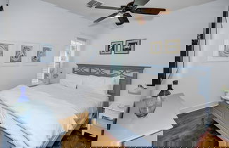 Foto 2 - 'seas The Day' In Watercolor Beach 5 Bdrm/slps 10 Steps To Dragonfly Pool! 5 Bedroom Home by RedAwning
