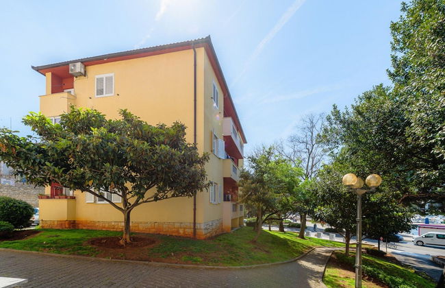 Pretty Apartment Near Golf Course - Photo 19