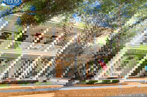 Foto 1 - Golf Cart + Close To Beach Club In Watercolor! 5 Bedroom Home by RedAwning