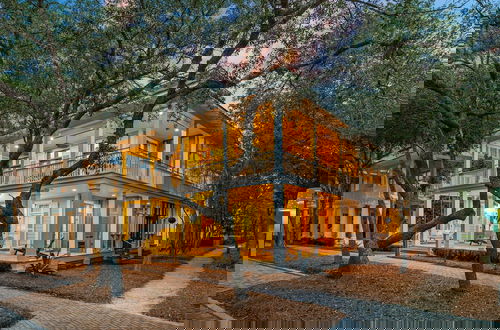 Foto 46 - Golf Cart + Close To Beach Club In Watercolor! 5 Bedroom Home by RedAwning