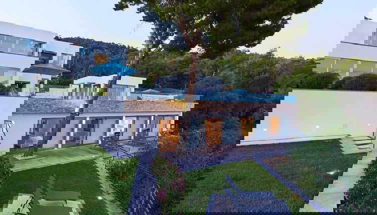 Foto 1 - Super Villa With Swimming Pool