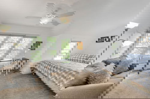 Foto 4 - Unique Charmer: Outdoor Space & More Near Um 3 Bedroom Home by RedAwning