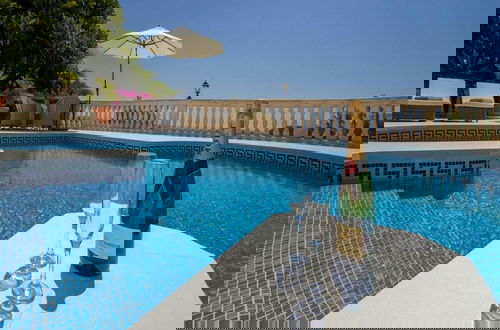 Foto 20 - Lavish Villa With Saltwater Pool