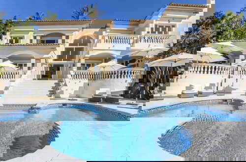 Foto 31 - Lavish Villa With Saltwater Pool