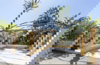 Foto 2 - Lavish Villa With Saltwater Pool