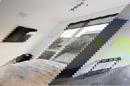 Foto 6 - New Modern Townhome With Rooftop Patio 2 Bedroom Townhouse by RedAwning