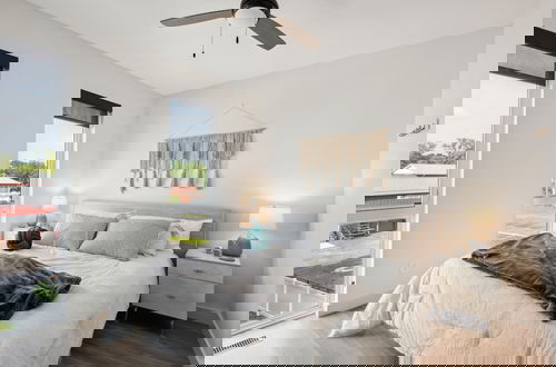 Foto 2 - New Modern Townhome With Rooftop Patio 2 Bedroom Townhouse by RedAwning