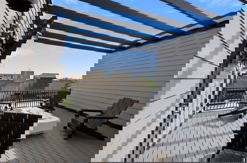 Foto 22 - New Modern Townhome With Rooftop Patio 2 Bedroom Townhouse by RedAwning