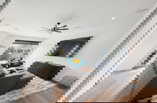 Foto 12 - New Modern Townhome With Rooftop Patio 2 Bedroom Townhouse by RedAwning